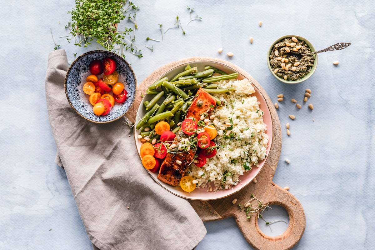Salad segar dengan protein dan sayuran berwarna